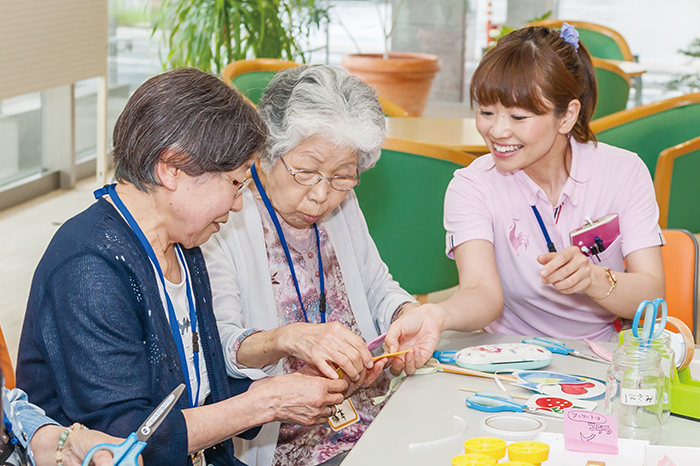 高齢者の「生きる喜び」や「楽しみ」を見い出す支援をし、介護現場に笑顔をもたらすことができる人材を生み出す資格